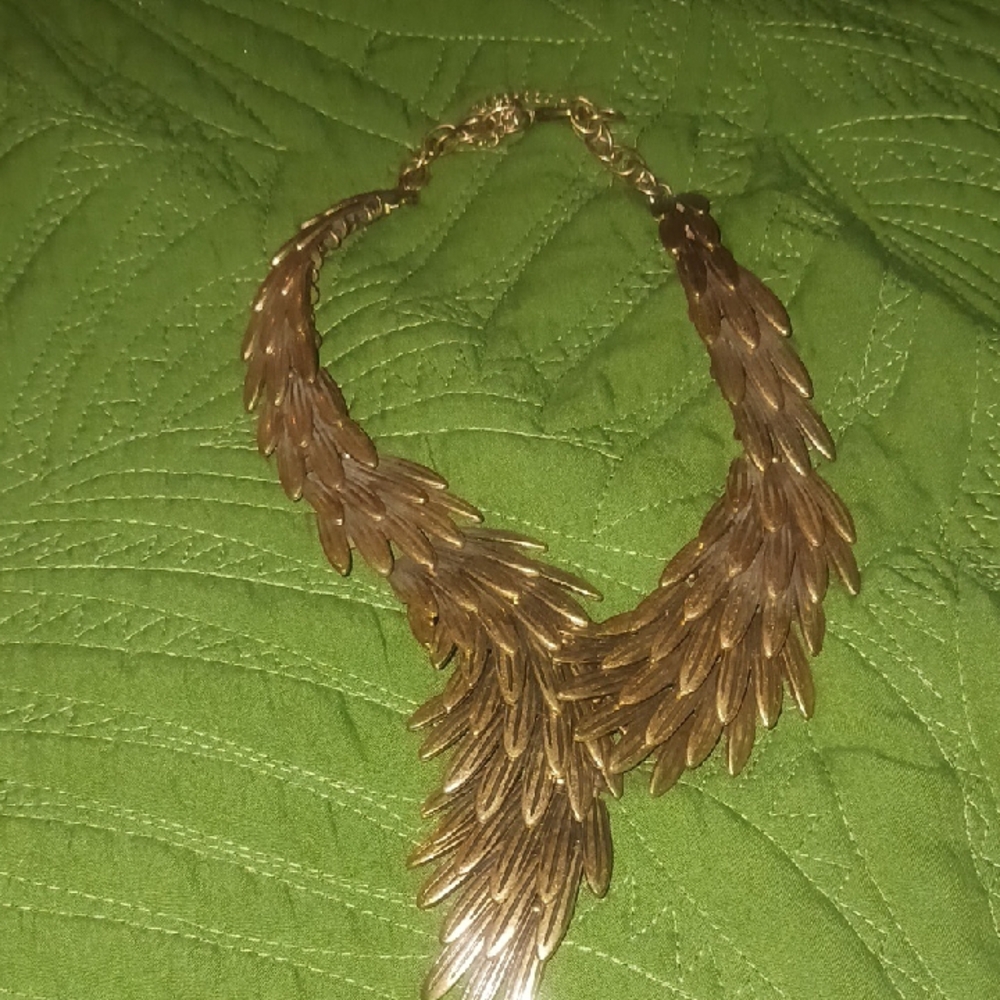 Elegant Gold Leaf Necklace